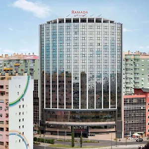 Ramada By Wyndham מלון